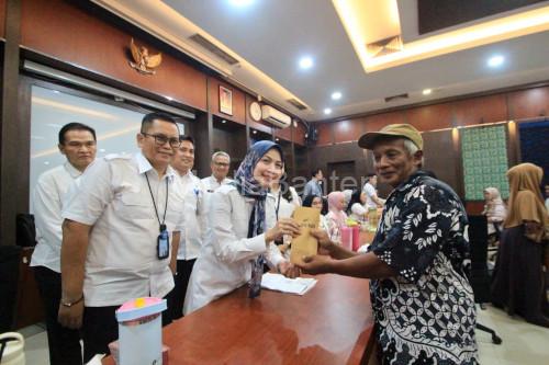 Bupati Serang, Ratu Rachmatuzakiyah menyalurkan bantuan uang tunai untuk UMKM. Foto: Arief Sholeh