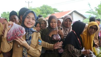 Bupati Serang, Ratu Rachmatuzakiyah menunjukan cabai merah. Foto Antara