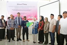 Bupati Serang, Ratu Rachatuzakiyah menyerahkan BPSJ Ketenagakerjaan gratis bagi 2.016 Ketua Poktan. Foto Arif sholeh