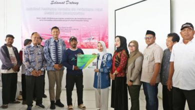 Bupati Serang, Ratu Rachatuzakiyah menyerahkan BPSJ Ketenagakerjaan gratis bagi 2.016 Ketua Poktan. Foto Arif sholeh