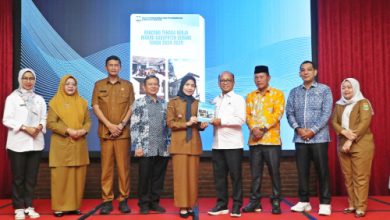 Bupati Serang, Ratu Rachmatuzakiyah luncurkan buku RTK Makro Kabupaten Serang. Foto: Web Pemkab Serang