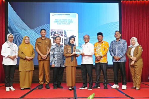 Bupati Serang, Ratu Rachmatuzakiyah luncurkan buku RTK Makro Kabupaten Serang. Foto: Web Pemkab Serang