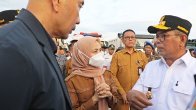 Bupati Serang, Ratu Rachmatuzakiyah mendampingi Gubernur Banten, Andra Soni sidak truk ODOL. Foto: Arif Sholeh