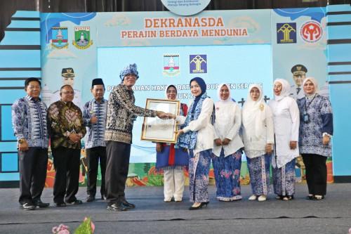Bupati Serang, Ratu Rachmatuzakiyah dalam pelantikan Deskranasda Kab Serang. Foto: Arif Sholeh - Diskominfo Kab Serang