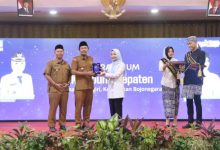 Bupati Serang, Ratu Rachmatuzakiyah mengumumkan juara umum Anugerah LBBGR. Foto Arief Sholeh