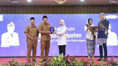 Bupati Serang, Ratu Rachmatuzakiyah mengumumkan juara umum Anugerah LBBGR. Foto Arief Sholeh