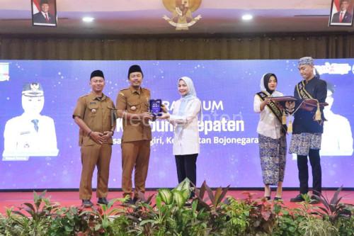 Bupati Serang, Ratu Rachmatuzakiyah mengumumkan juara umum Anugerah LBBGR. Foto Arief Sholeh