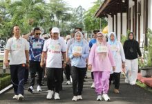 Bupati Serang, Ratu Rachmatuzakiyah dan Wakil Bupati Serang Najib Hamas berolahrga. Foto: Arief Sholeh