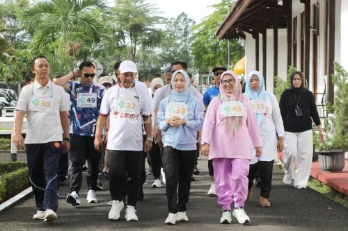 Bupati Serang, Ratu Rachmatuzakiyah dan Wakil Bupati Serang Najib Hamas berolahrga. Foto: Arief Sholeh