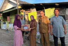 Bupati Serang, Ratu Rachmatuzakiyah merelokasi satu keluarga korban tanah longsor di Cikeusal. Foto Antara