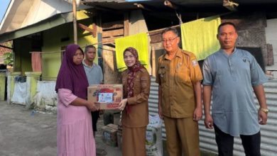 Bupati Serang, Ratu Rachmatuzakiyah merelokasi satu keluarga korban tanah longsor di Cikeusal. Foto Antara