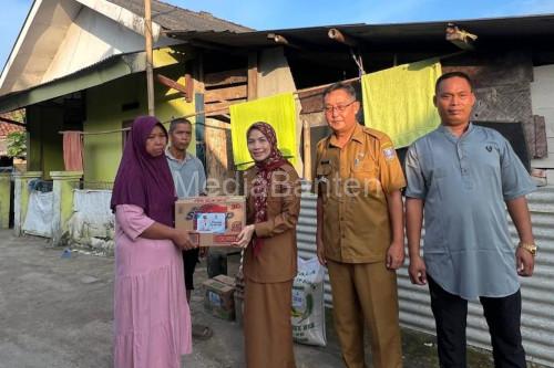 Bupati Serang, Ratu Rachmatuzakiyah merelokasi satu keluarga korban tanah longsor di Cikeusal. Foto Antara
