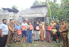 Bupati Serangm Ratu Rachmatuzakiyah meneyrahkan bantuan ke korban angin puting beliung. Foto: Arif Sholeh