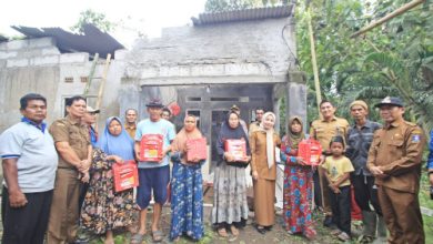 Bupati Serangm Ratu Rachmatuzakiyah meneyrahkan bantuan ke korban angin puting beliung. Foto: Arif Sholeh