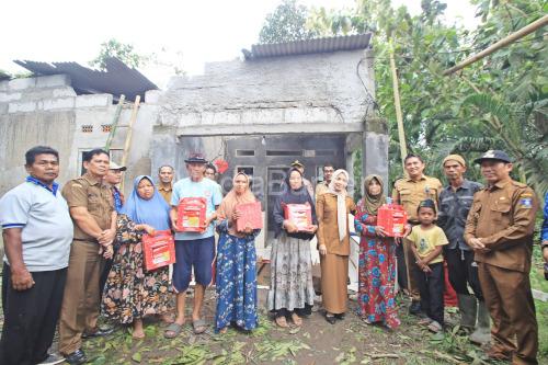 Bupati Serangm Ratu Rachmatuzakiyah meneyrahkan bantuan ke korban angin puting beliung. Foto: Arif Sholeh