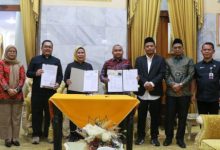 Bupati Serang, Ratu Tatu Chasanah menanadatangani Naskah Perjanjian Hibah Daerah untuk PSU Pilkada. Foto: Bupati Wahyu Iskandar