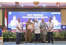 Bupati Serang, Ratu Rachmatuzakiyah memberikan apresiasi ke Desa Cikande Permai. Foto Arief Sholeh