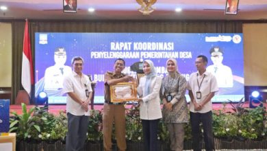 Bupati Serang, Ratu Rachmatuzakiyah memberikan apresiasi ke Desa Cikande Permai. Foto Arief Sholeh