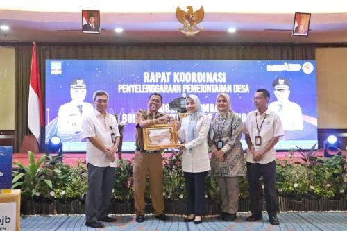 Bupati Serang, Ratu Rachmatuzakiyah memberikan apresiasi ke Desa Cikande Permai. Foto Arief Sholeh