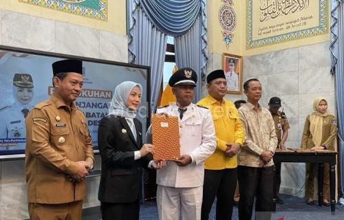 Bupati Serang, Ratu Rachmatu Zaikiyah perpanjang masa jabatan 25 Kades. Foto: Antara