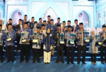 Bupati Serang, Rachmatu Zakiyah bersama peserta kaligrafi. Foto Antara