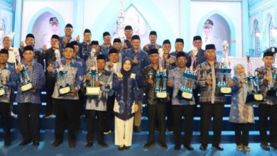 Bupati Serang, Rachmatu Zakiyah bersama peserta kaligrafi. Foto Antara
