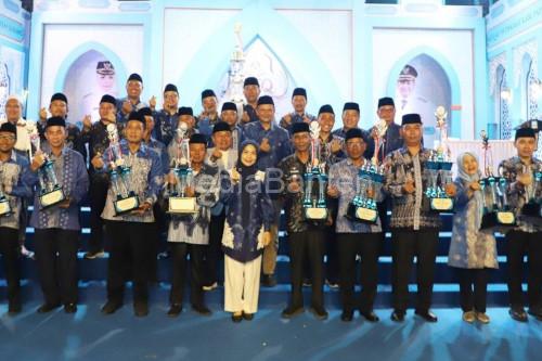 Bupati Serang, Rachmatu Zakiyah bersama peserta kaligrafi. Foto Antara