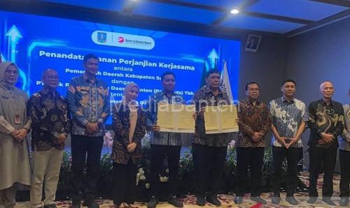 Bupati Serang, Ratu Rachmatuzakiyah resmi mengalihkan pengelolaan RKUD ke Bank Banten. Foto Antara