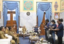 Bupati Serang, Ratu Rachmatuzakiyah dan pejabat menyaksikan penampilan musisi jalanan di Pendopo Kab Serang. Foto Antara