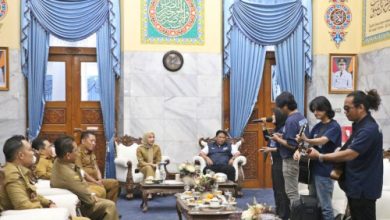 Bupati Serang, Ratu Rachmatuzakiyah dan pejabat menyaksikan penampilan musisi jalanan di Pendopo Kab Serang. Foto Antara