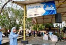 Bupati Serang, Ratu Rachmatuzakiyah menunjukan salah satu lokasi internet gratis. Foto Antara