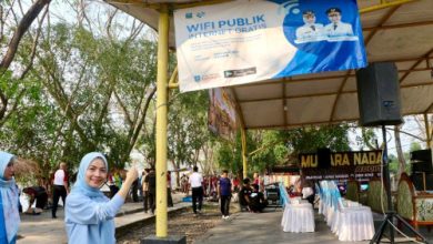 Bupati Serang, Ratu Rachmatuzakiyah menunjukan salah satu lokasi internet gratis. Foto Antara