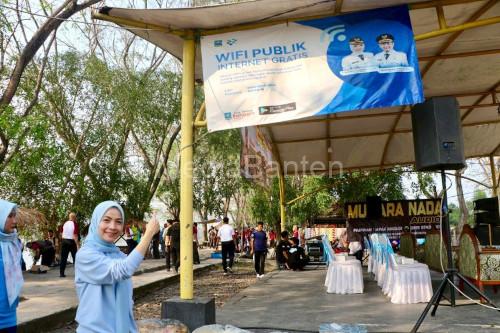 Bupati Serang, Ratu Rachmatuzakiyah menunjukan salah satu lokasi internet gratis. Foto Antara