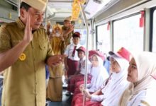 Bupati Tangerang, Moch Maesyal Rasyid di dalam bus sekolah gratis. Foto: Daeng Yusvin