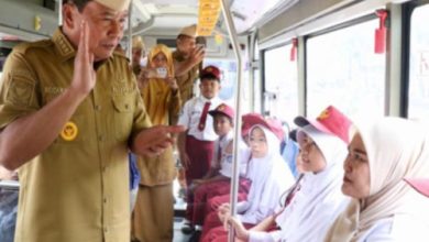 Bupati Tangerang, Moch Maesyal Rasyid di dalam bus sekolah gratis. Foto: Daeng Yusvin