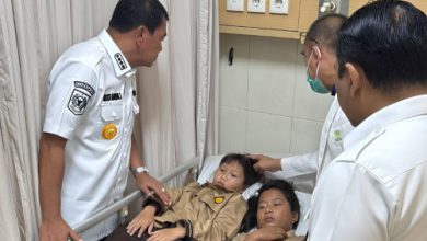 Bupati Tangerang, Moch Measyal Rasyid kunjungi murid korban tertimpa atap gedung SDN Kedaung Dalam 2. Foto: Antara