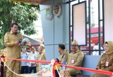 Bupati Tangerang, Moch Maesyal Rasyid mengaktifkan halte bus sekolah gratis. Foto Antara