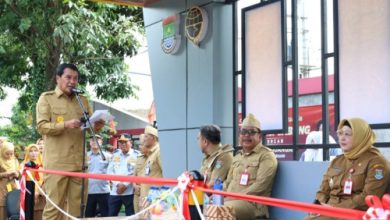 Bupati Tangerang, Moch Maesyal Rasyid mengaktifkan halte bus sekolah gratis. Foto Antara