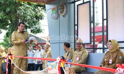 Bupati Tangerang, Moch Maesyal Rasyid mengaktifkan halte bus sekolah gratis. Foto Antara