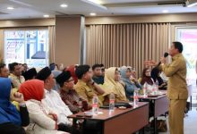 Bupati Tangerang, Moch Maesyal Rasyid di hadapan para kepala SD dan SMP swasta. foto Antara