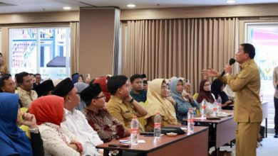 Bupati Tangerang, Moch Maesyal Rasyid di hadapan para kepala SD dan SMP swasta. foto Antara