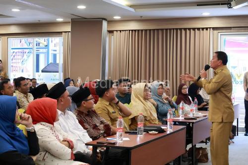 Bupati Tangerang, Moch Maesyal Rasyid di hadapan para kepala SD dan SMP swasta. foto Antara