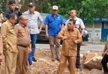 Bupati Tangerang, Moch Maesyal Rasyid tinjua pelebaran drainase Kali Teluk Jakarta. Foto Antara