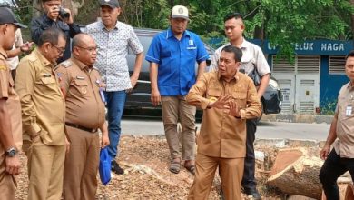 Bupati Tangerang, Moch Maesyal Rasyid tinjua pelebaran drainase Kali Teluk Jakarta. Foto Antara