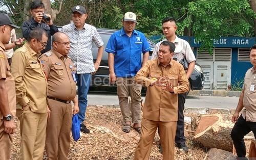 Bupati Tangerang, Moch Maesyal Rasyid tinjua pelebaran drainase Kali Teluk Jakarta. Foto Antara