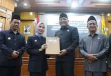 Bupati Serang, Ratu Rachmatuzakiyah dan Ketua DPRD Kabupate Serang, Bahrul Ulum. Foto Antara