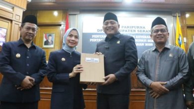Bupati Serang, Ratu Rachmatuzakiyah dan Ketua DPRD Kabupate Serang, Bahrul Ulum. Foto Antara