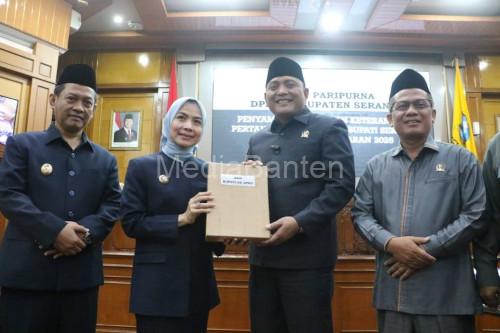 Bupati Serang, Ratu Rachmatuzakiyah dan Ketua DPRD Kabupate Serang, Bahrul Ulum. Foto Antara
