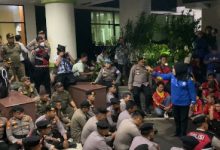 Buruh Tangerang berusaha kuasai Kantor Bupati Tangerang. Foto: Iqbal Kurnia