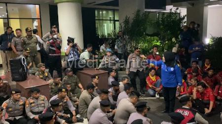 Buruh Tangerang berusaha kuasai Kantor Bupati Tangerang. Foto: Iqbal Kurnia